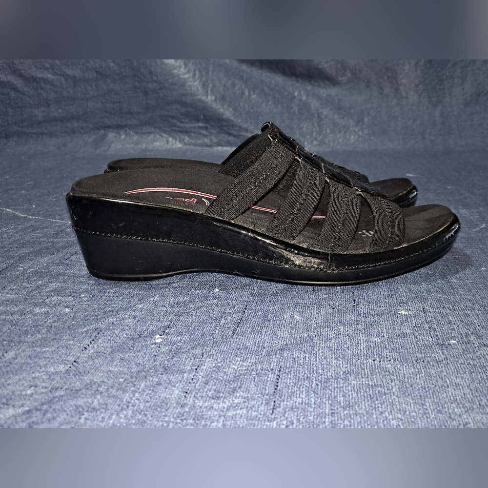 Klogs slip resistant non marking womens slip-on sandals Size 8M black about 2.5